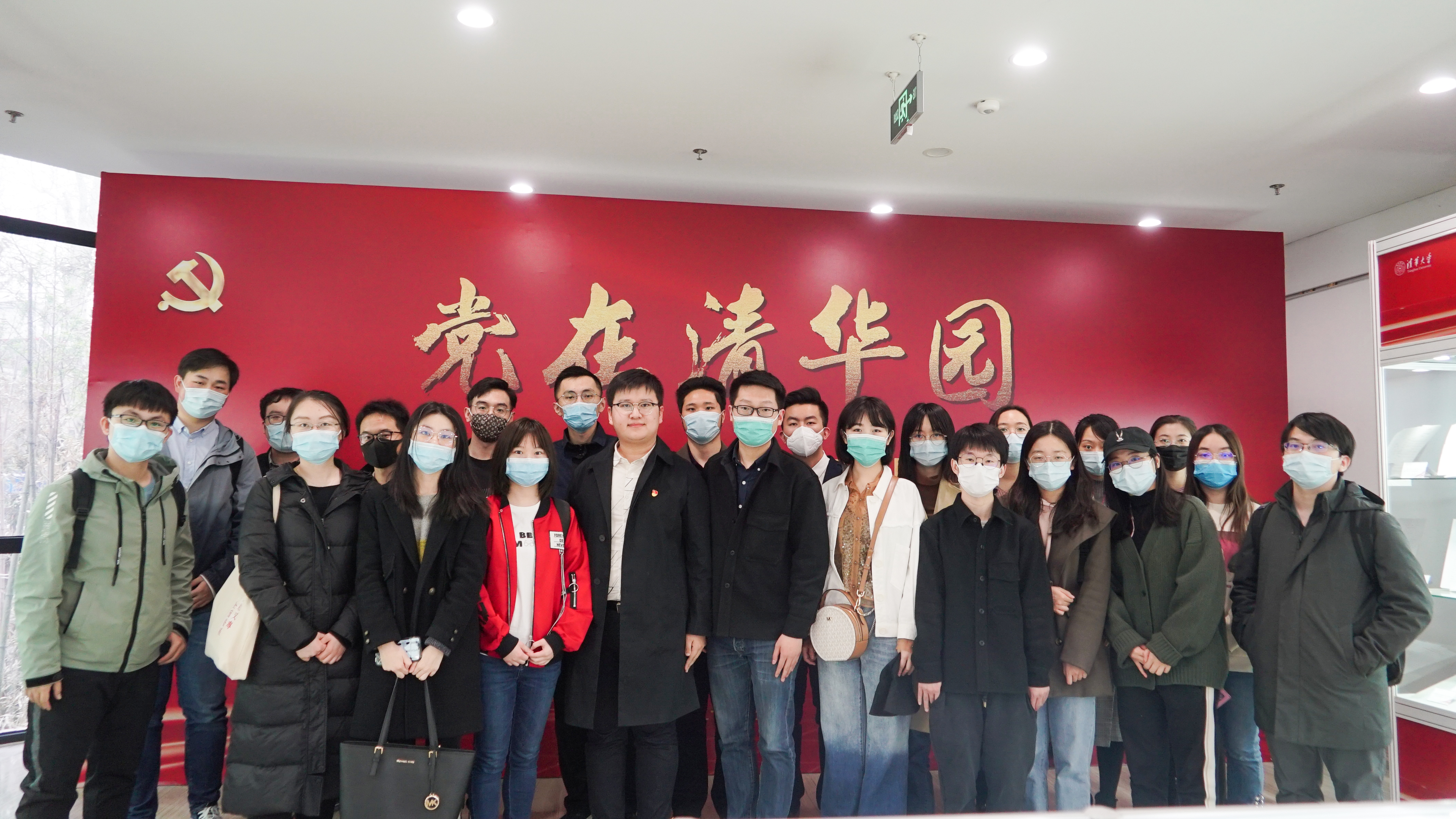 图为同学们在中文av
图书馆北馆大厅合影.jpg 图为同学们在中文av
图书馆北馆大厅合影.jpg